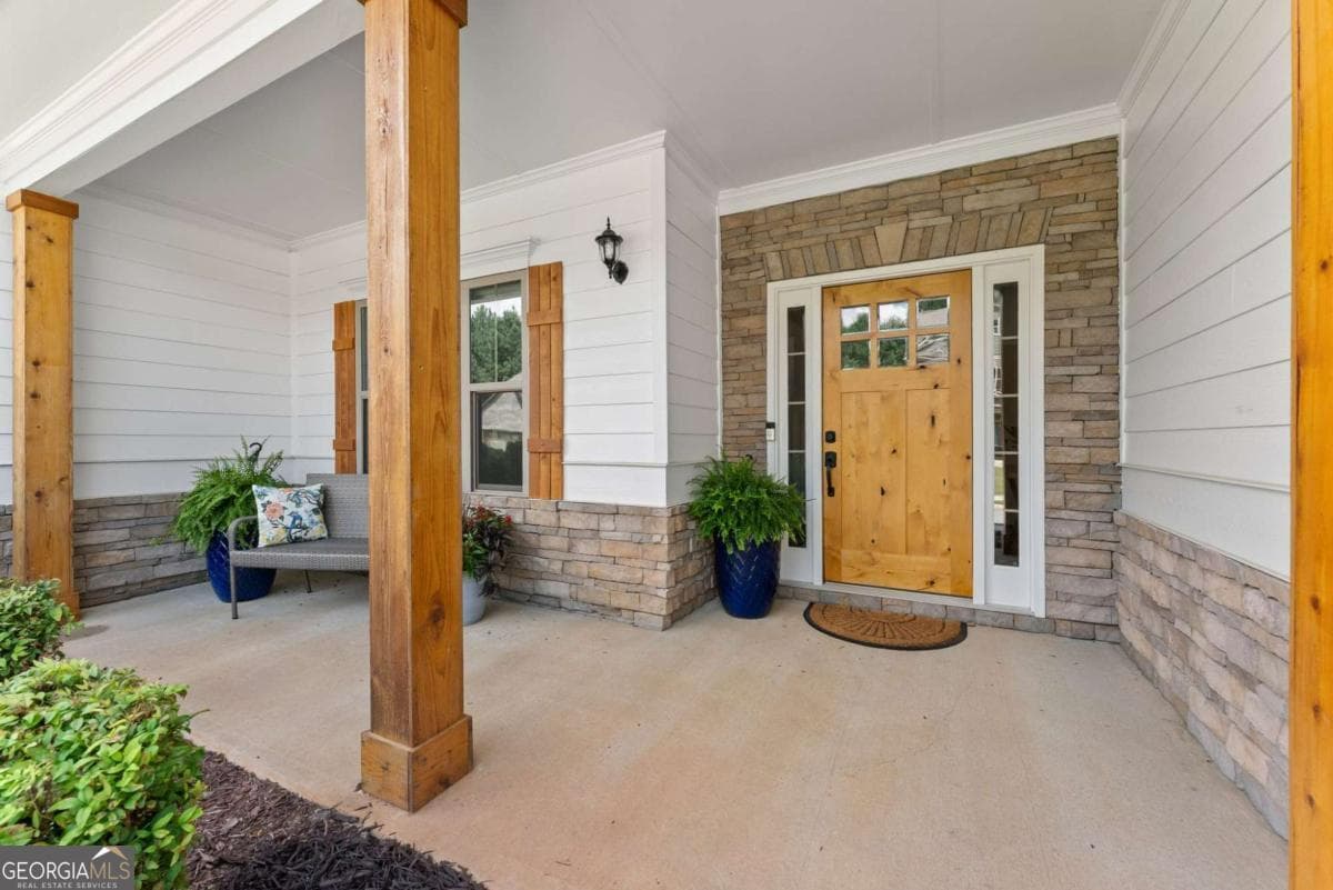 4 bedroom, 3.5 bathroom, 2,889 sq ft single family residence for sale at 31 Lake Sydney Drive, Dawsonville, GA 30534 — photo 2