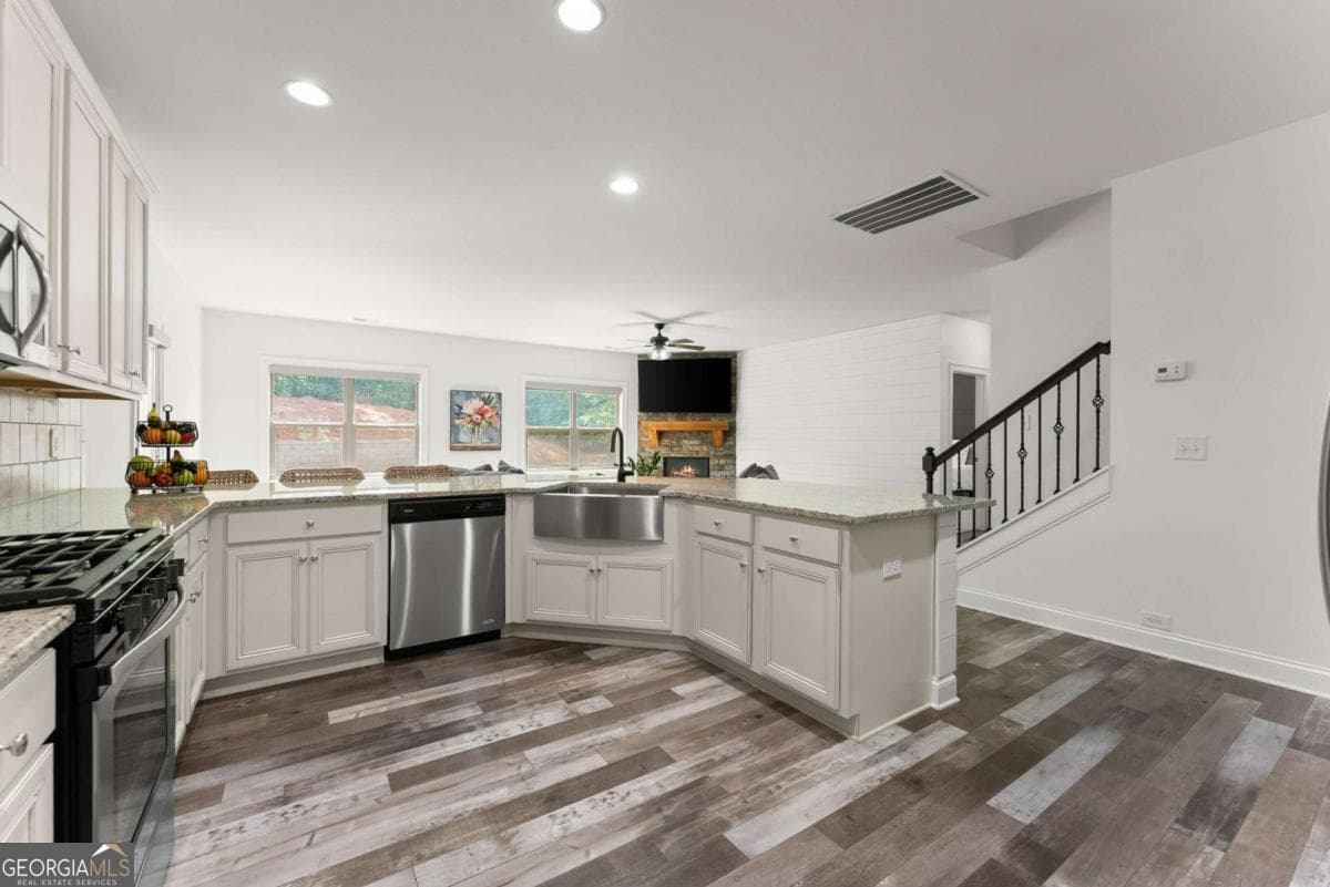 4 bedroom, 3.5 bathroom, 2,889 sq ft single family residence for sale at 31 Lake Sydney Drive, Dawsonville, GA 30534 — photo 10