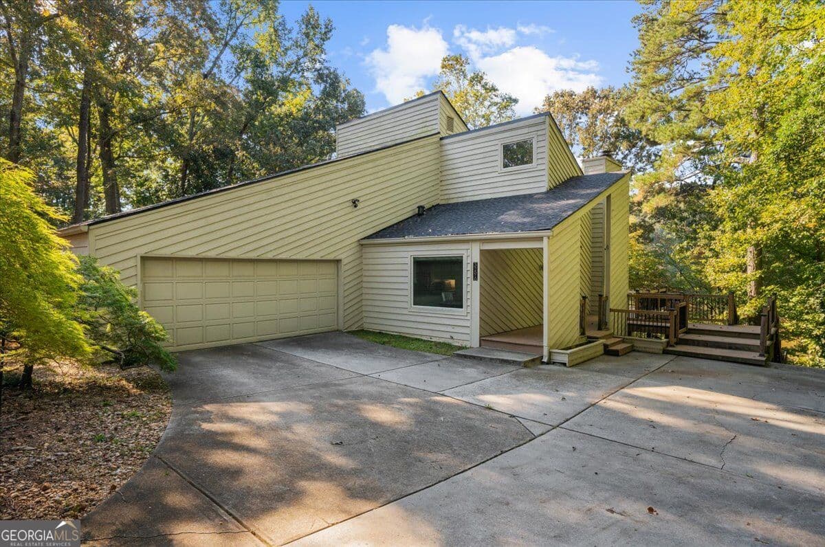 3 bedroom, 2.5 bathroom, 2,290 sq ft single family residence for sale at 3296 Leeds Way, Duluth, GA 30096 — photo 2