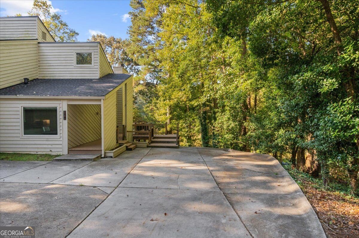 3 bedroom, 2.5 bathroom, 2,290 sq ft single family residence for sale at 3296 Leeds Way, Duluth, GA 30096 — photo 3