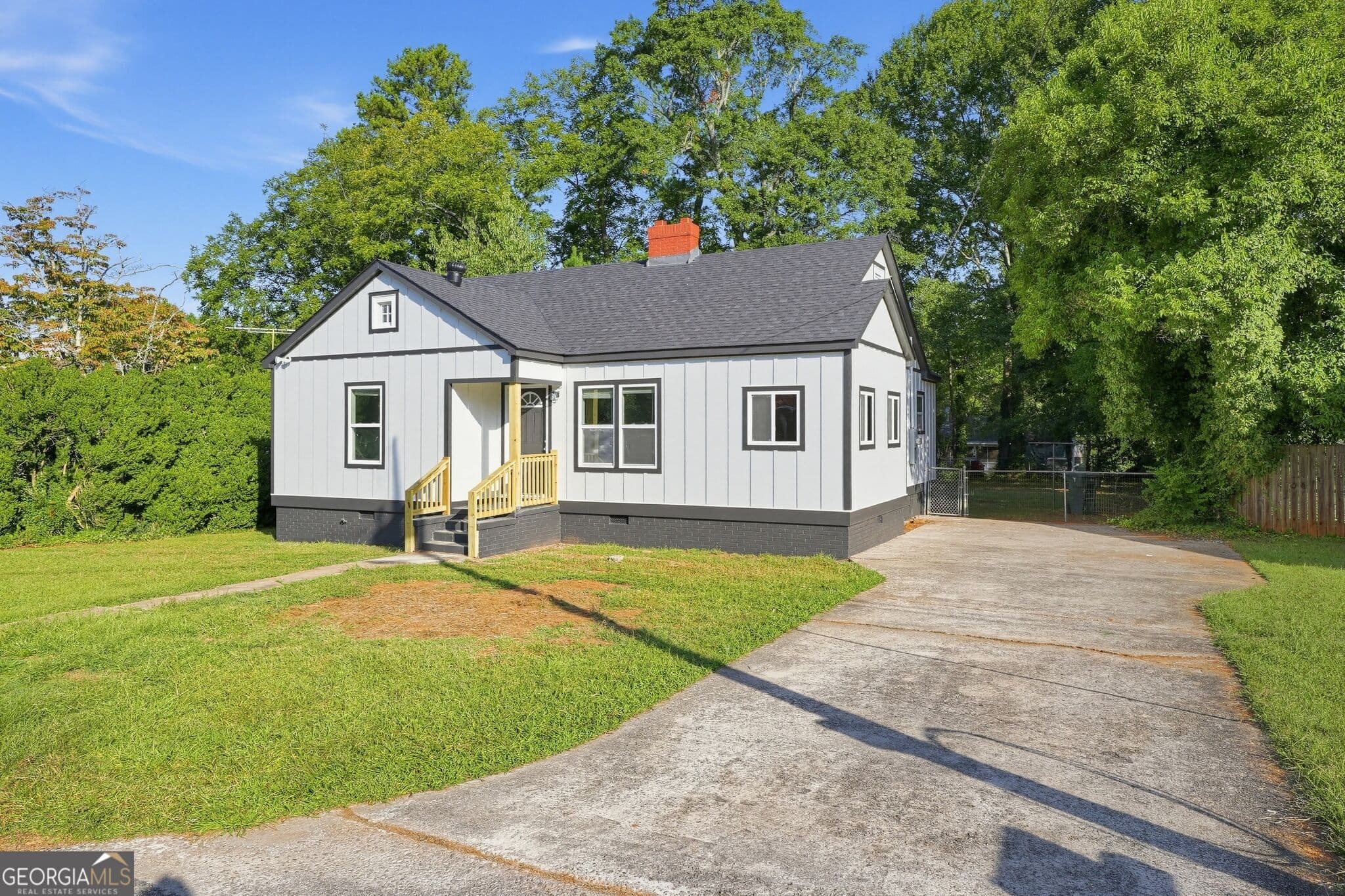 3 bedroom, 2 bathroom, 1,190 sq ft single family residence for sale at 43 E Rountree Road, Toccoa, GA 30577 — photo 1 of 38
