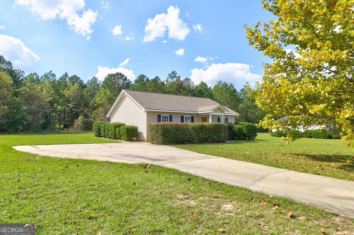 3 bedroom, 3 bathroom, 1,240 sq ft single family residence under contract at 1612 Rebekah Road, Statesboro, GA 30458 — photo 4