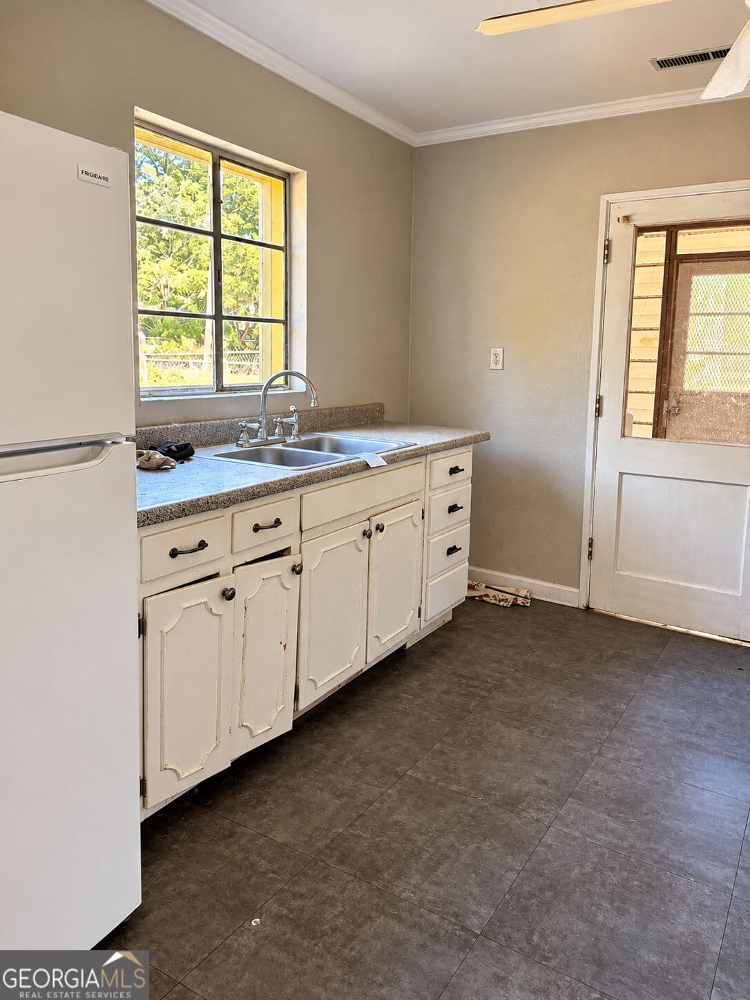 3 bedroom, 1 bathroom, 1,368 sq ft single family residence for sale at 300 Blackwell Street, Waycross, GA 31501 — photo 8