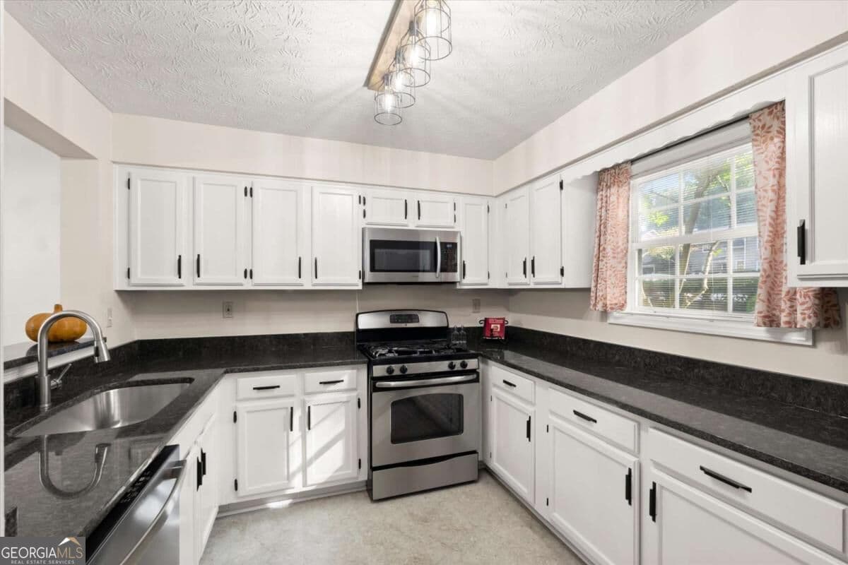 2 bedroom, 2 bathroom, 1,258 sq ft condominium for sale at 1500 Oakridge Court, Decatur, GA 30033 — photo 6