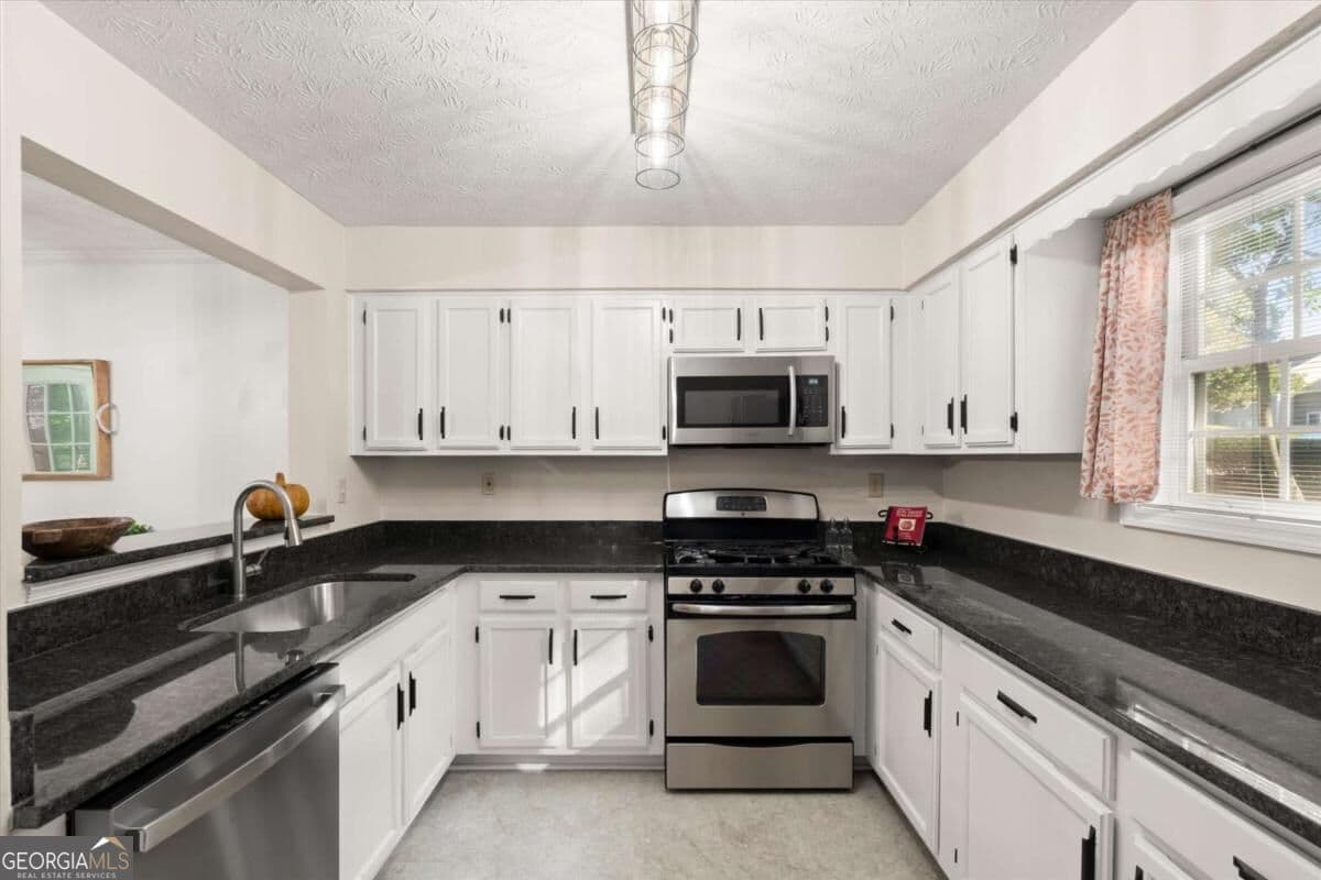 2 bedroom, 2 bathroom, 1,258 sq ft condominium for sale at 1500 Oakridge Court, Decatur, GA 30033 — photo 3