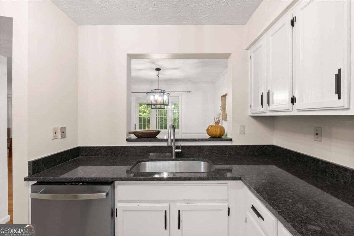 2 bedroom, 2 bathroom, 1,258 sq ft condominium for sale at 1500 Oakridge Court, Decatur, GA 30033 — photo 5