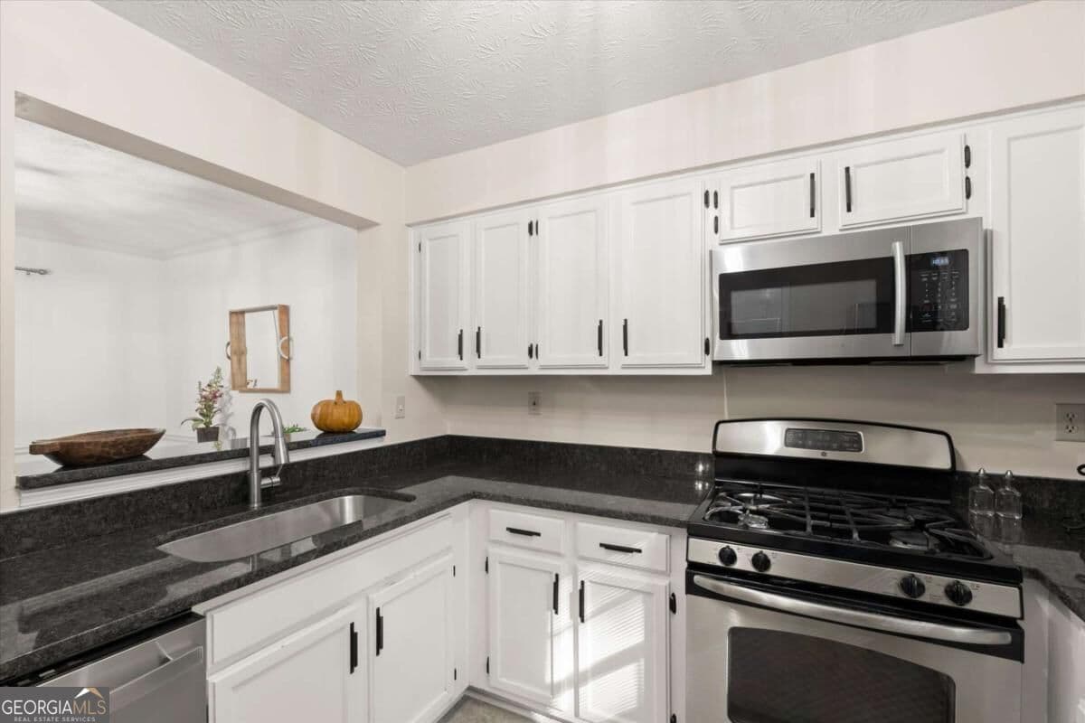2 bedroom, 2 bathroom, 1,258 sq ft condominium for sale at 1500 Oakridge Court, Decatur, GA 30033 — photo 4