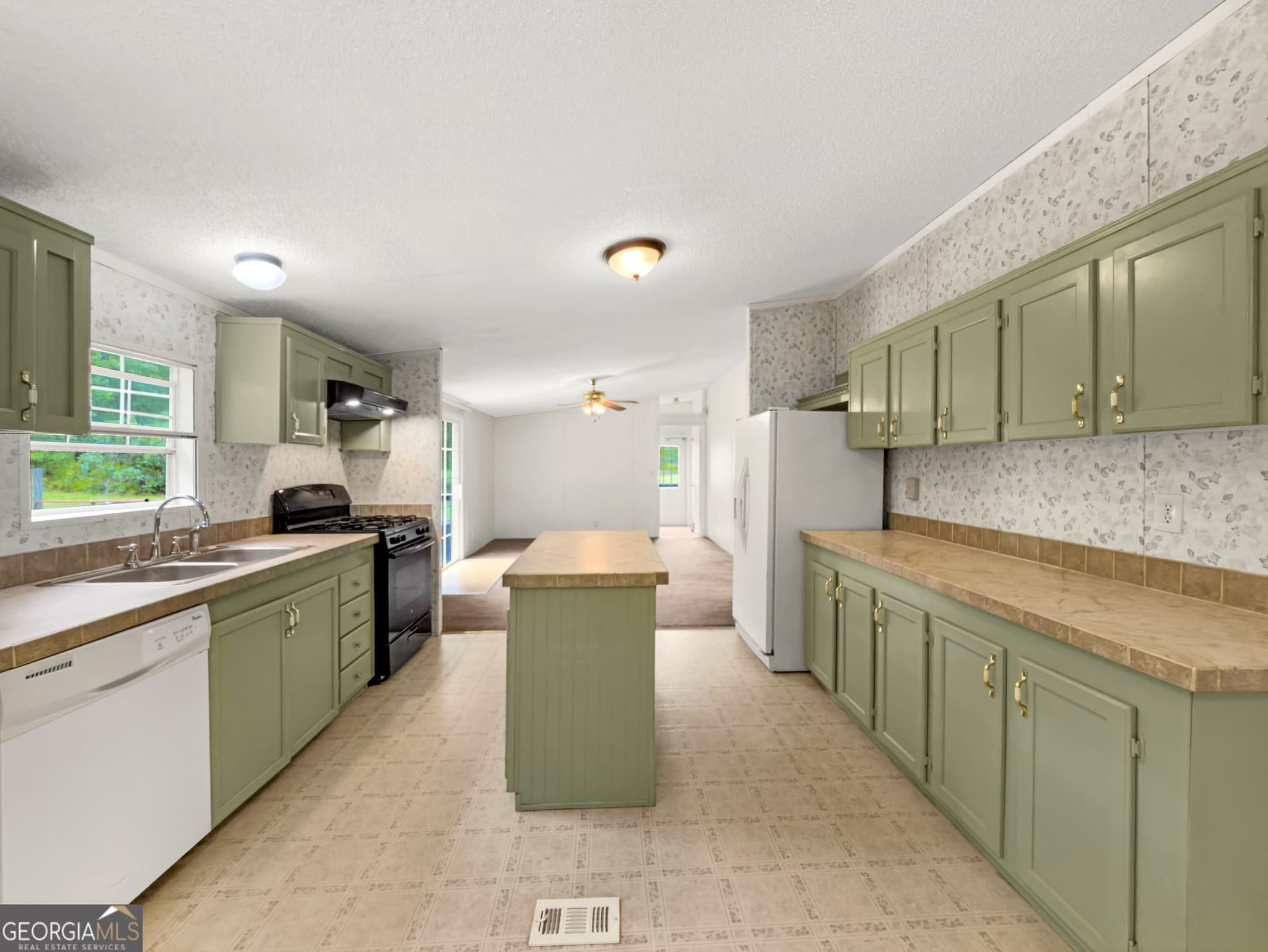 4 bedroom, 2 bathroom, 1,786 sq ft manufactured home,single family residence for sale at 141 Gamecock Way, Barnesville, GA 30204 — photo 10