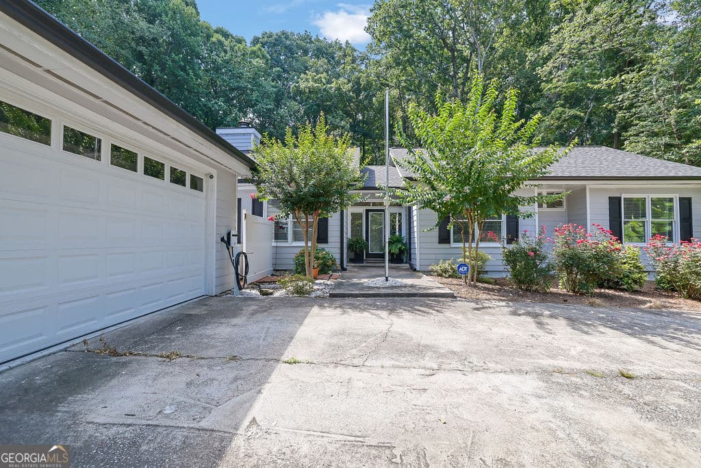 3 bedroom, 2.5 bathroom, 2,067 sq ft single family residence for sale at 1980 Westwood Circle, Smyrna, GA 30080 — photo 4