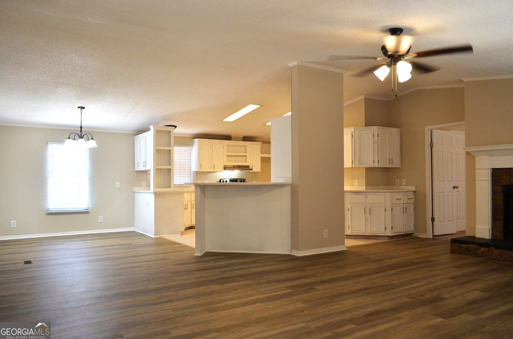 3 bedroom, 2 bathroom, 1,792 sq ft manufactured home,single family residence under contract at 572 Atkinson Road, Byron, GA 31008 — photo 3