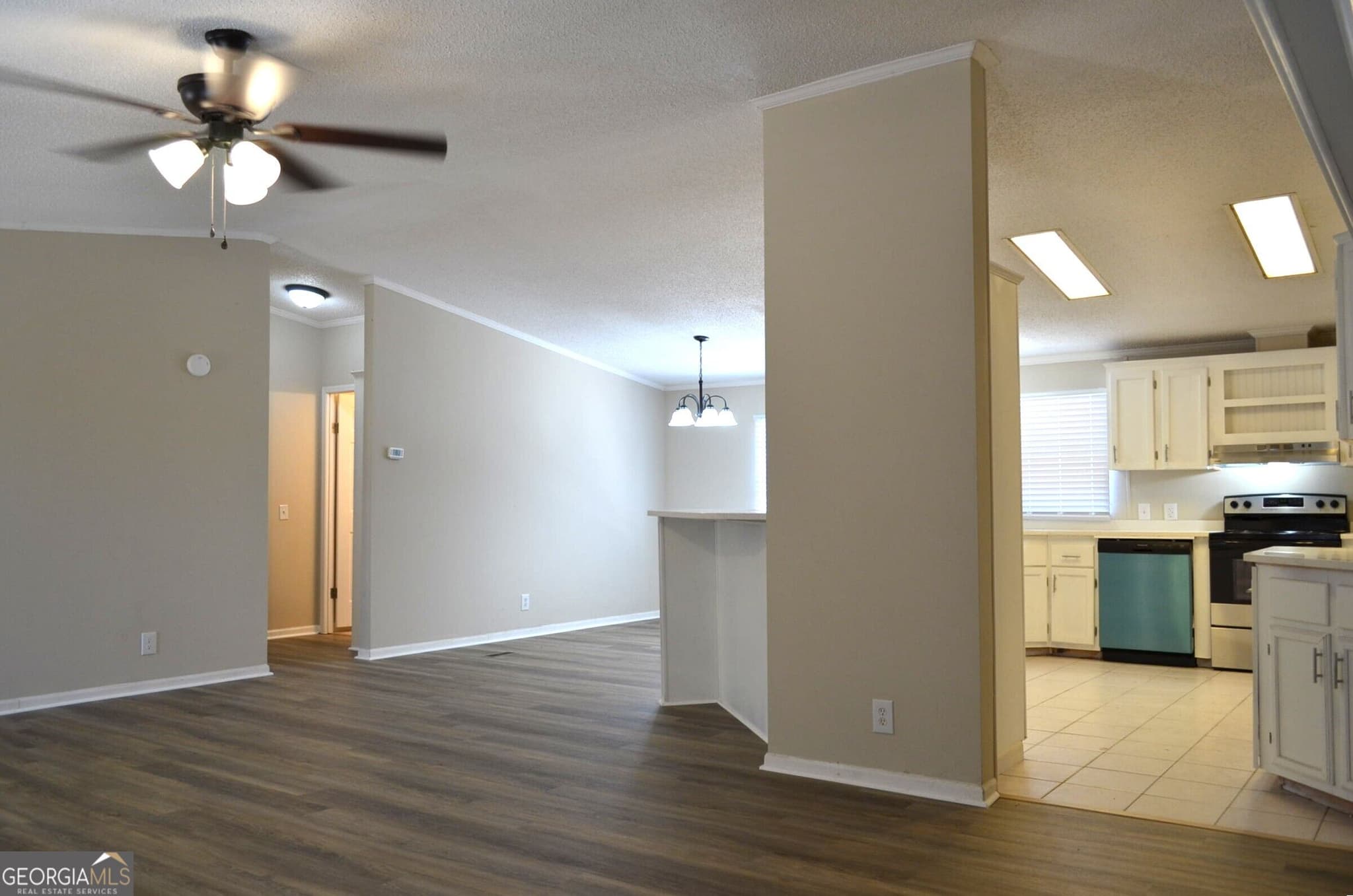3 bedroom, 2 bathroom, 1,792 sq ft manufactured home,single family residence under contract at 572 Atkinson Road, Byron, GA 31008 — photo 5