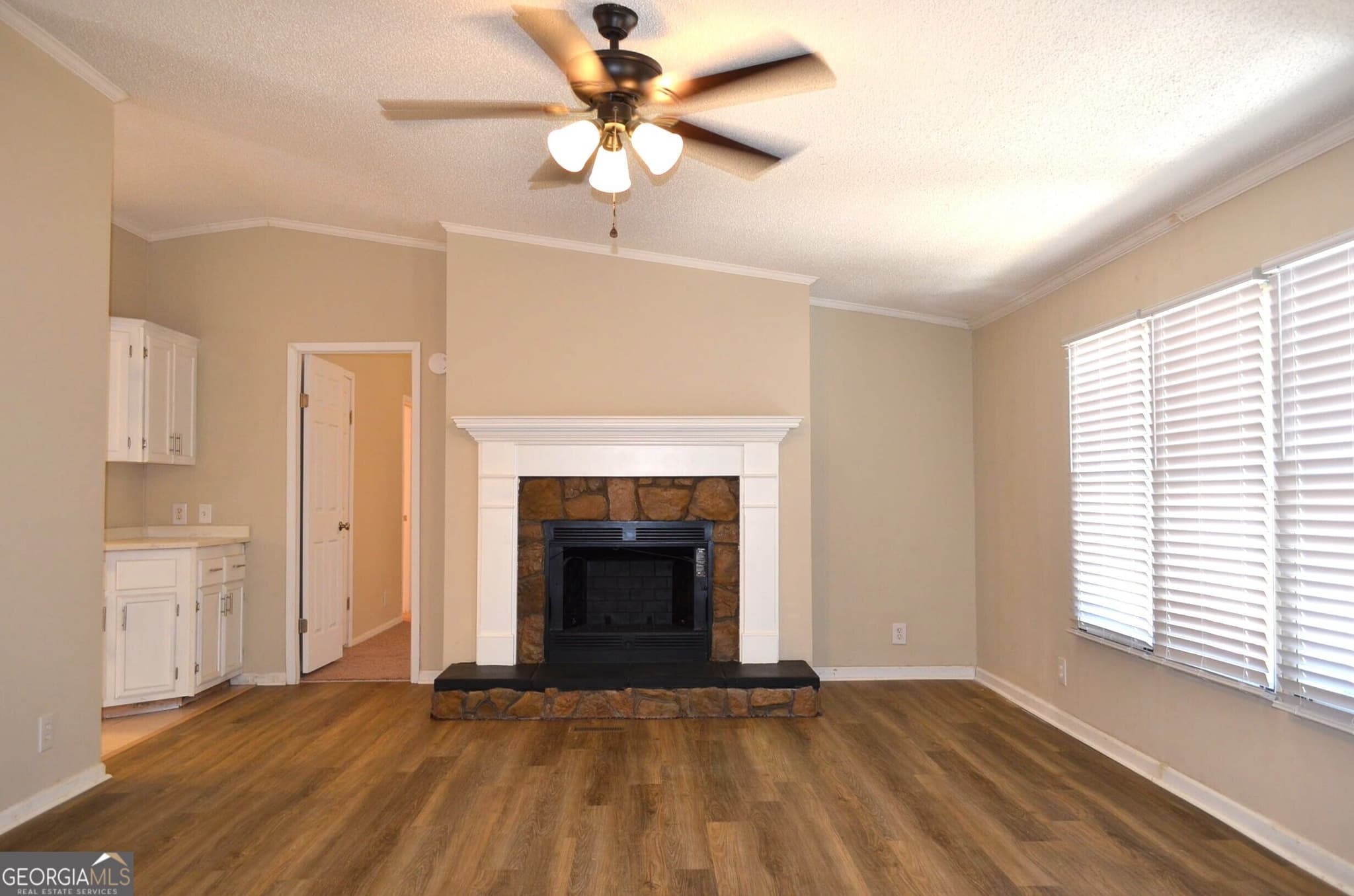 3 bedroom, 2 bathroom, 1,792 sq ft manufactured home,single family residence under contract at 572 Atkinson Road, Byron, GA 31008 — photo 4