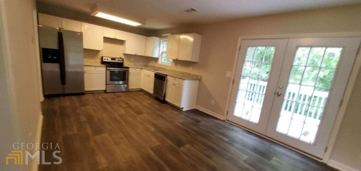 4 bedroom, 3 bathroom, 1,806 sq ft single family residence for sale at 6050 April Drive, Sugar Hill, GA 30518 — photo 4