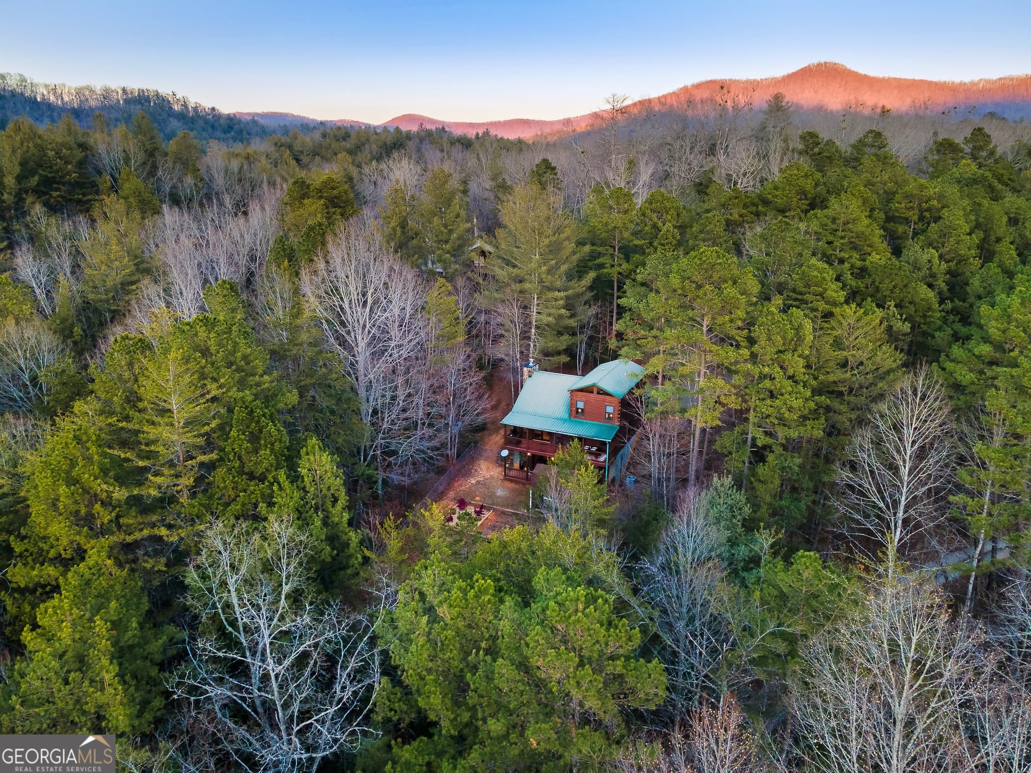 4 bedroom, 3.5 bathroom, 2,500 sq ft cabin,single family residence for sale at 239 Ernest Alta Circle, Blue Ridge, GA 30513 — photo 4