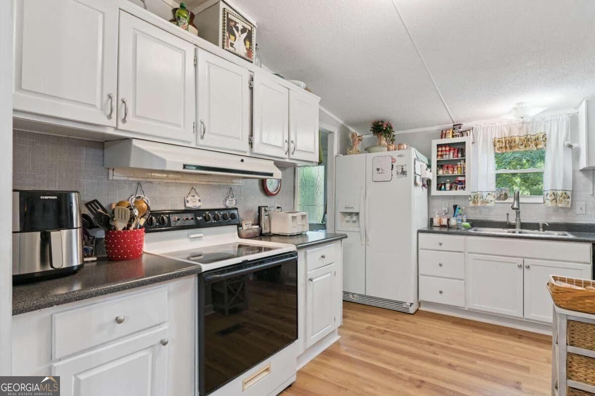 3 bedroom, 2 bathroom, 1,620 sq ft manufactured home,single family residence for sale at 215 Baumgardner Road, Brunswick, GA 31523 — photo 9