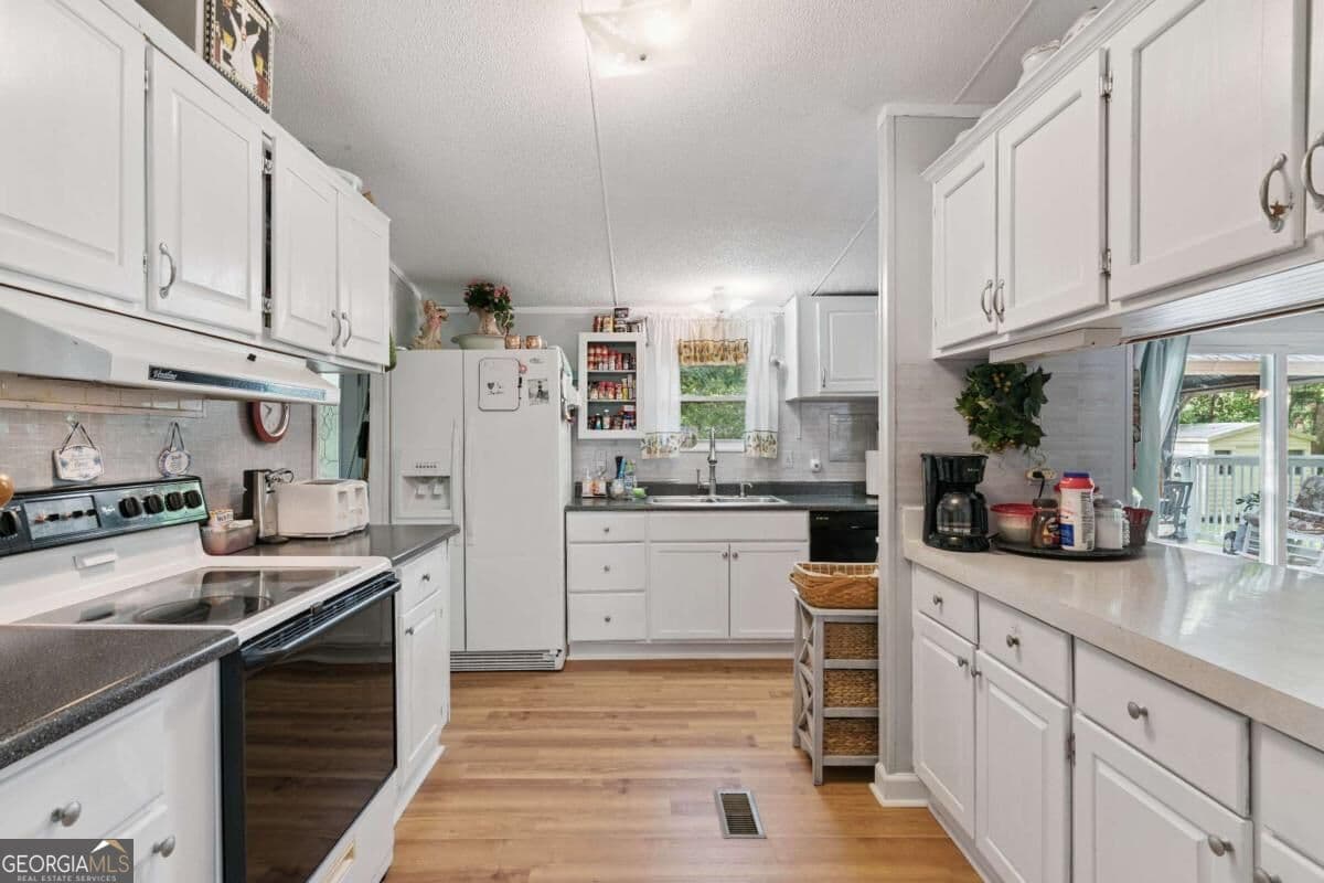 3 bedroom, 2 bathroom, 1,620 sq ft manufactured home,single family residence for sale at 215 Baumgardner Road, Brunswick, GA 31523 — photo 8