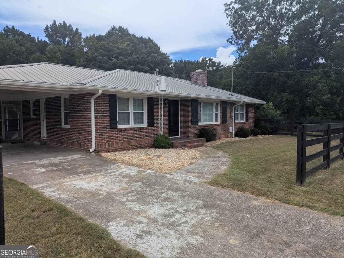 3 bedroom, 2 bathroom single family residence for rent at 6115 Jewell Bennett Road, Dawsonville, GA 30534 for $2,200 a month — photo 2