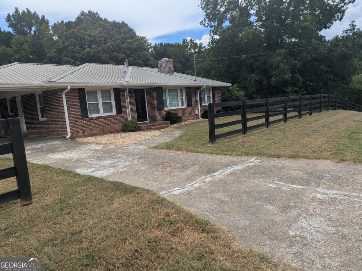 3 bedroom, 2 bathroom single family residence for rent at 6115 Jewell Bennett Road, Dawsonville, GA 30534 for $2,200 a month — photo 3