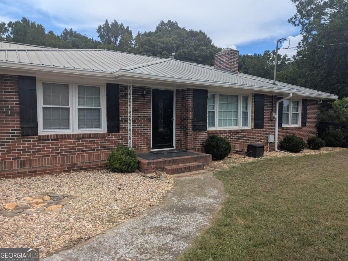 3 bedroom, 2 bathroom single family residence for rent at 6115 Jewell Bennett Road, Dawsonville, GA 30534 for $2,200 a month — photo 4
