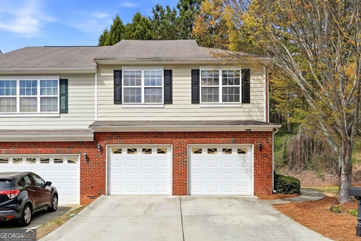 3 bedroom, 2.5 bathroom, 1,875 sq ft townhouse for sale at 1006 Ivydale Circle, Lawrenceville, GA 30045 — photo 1 of 24