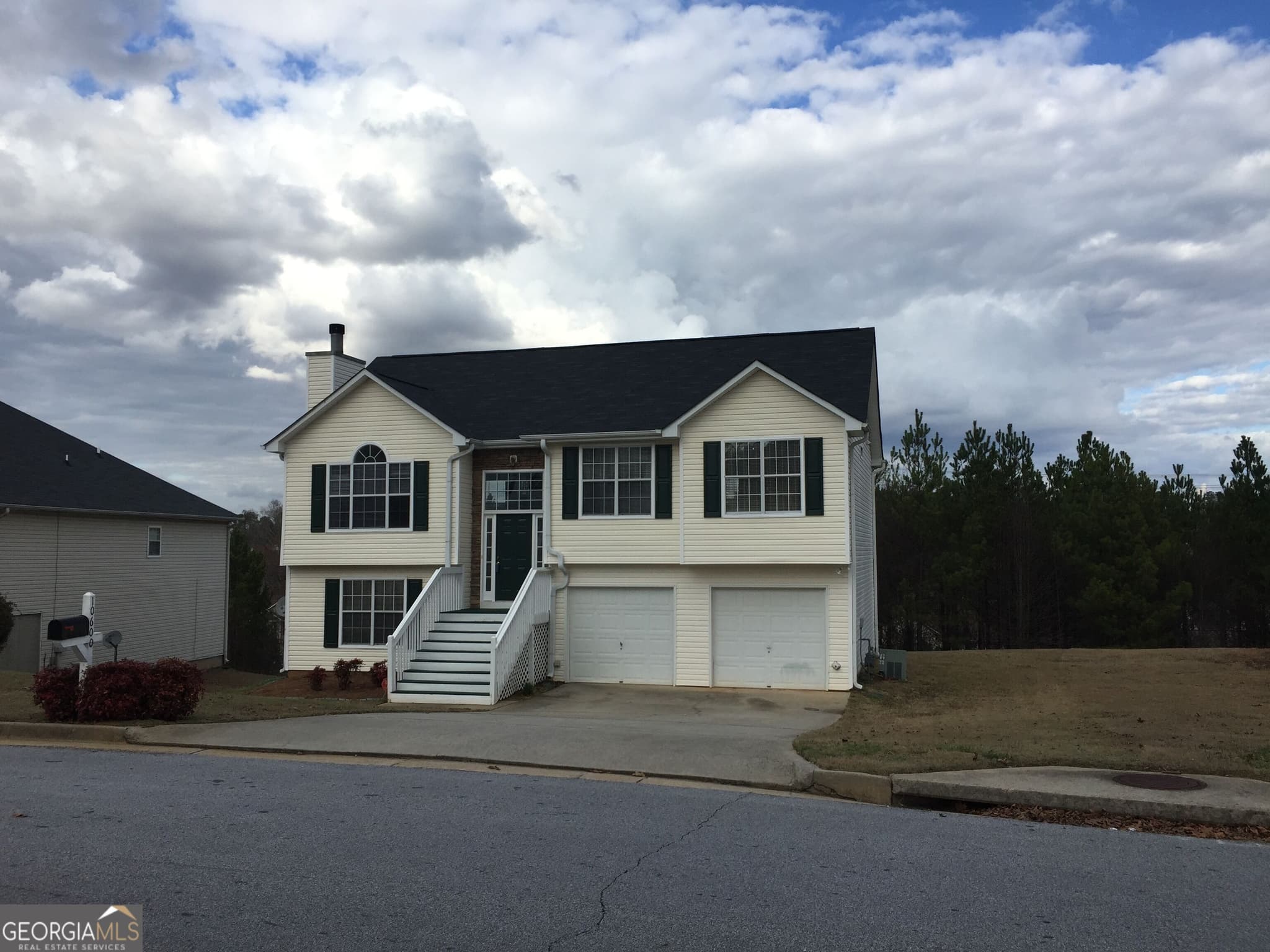 5 bedroom, 3 bathroom, 1,940 sq ft single family residence for rent at 10600 Redbud Lane, Jonesboro, GA 30238 for $1,950 a month — photo 3