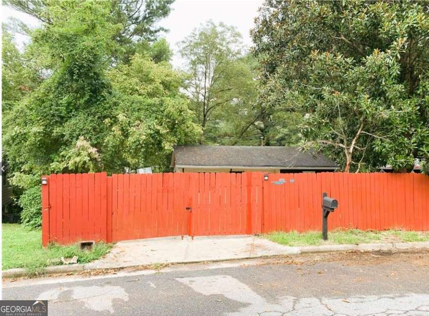 3 bedroom, 1 bathroom, 834 sq ft single family residence for sale at 1551 Ferno Drive, Atlanta, GA 30318 — photo 2