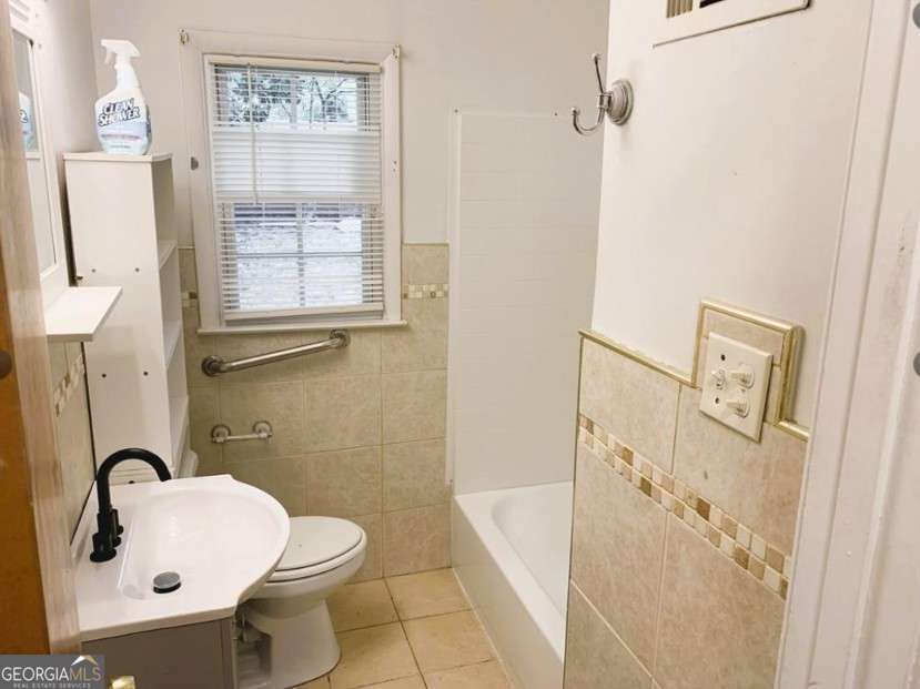3 bedroom, 1 bathroom, 834 sq ft single family residence for sale at 1551 Ferno Drive, Atlanta, GA 30318 — photo 8