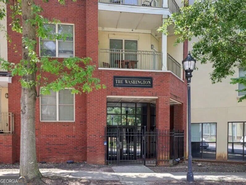 2 bedroom, 2 bathroom, 1,082 sq ft condominium for sale at 870 Mayson Turner Road 1224, Atlanta, GA 30344 — photo 2