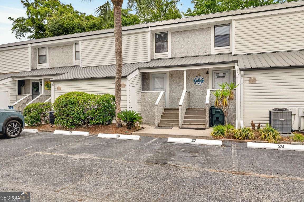 2 bedroom, 1.5 bathroom, 1,072 sq ft townhouse for sale at 1000 Sea Island Road 28, St. Simons, GA 31522 — photo 2