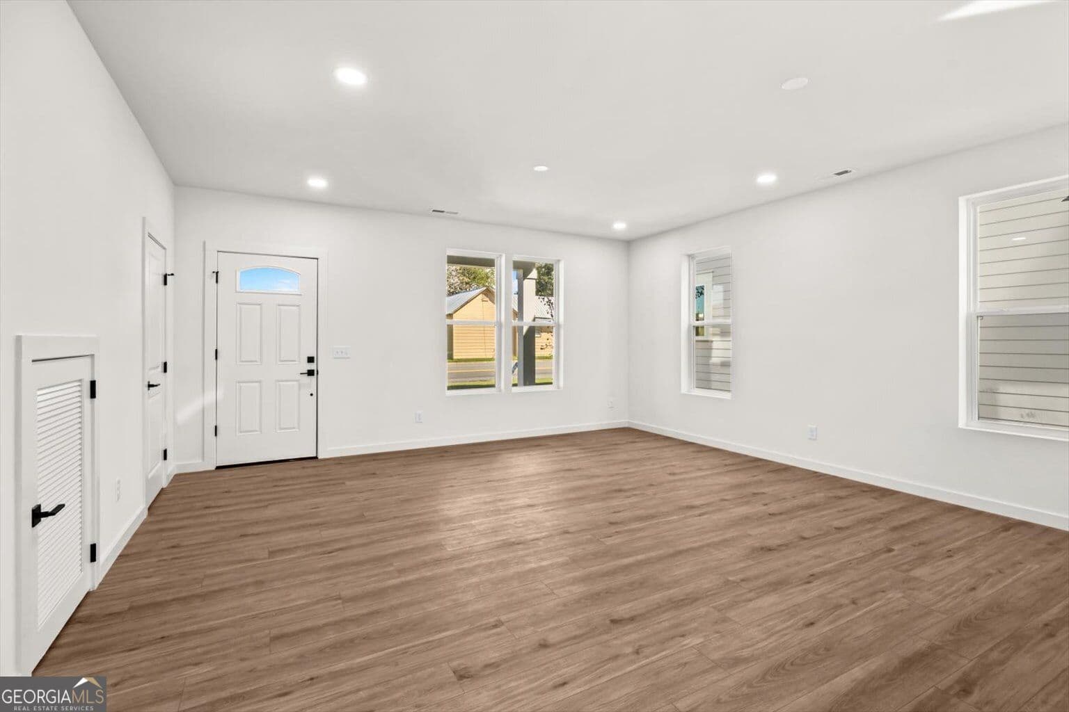 3 bedroom, 2.5 bathroom, 1,380 sq ft single family residence for sale at 900 S Hamilton Street, Dalton, GA 30720 — photo 6