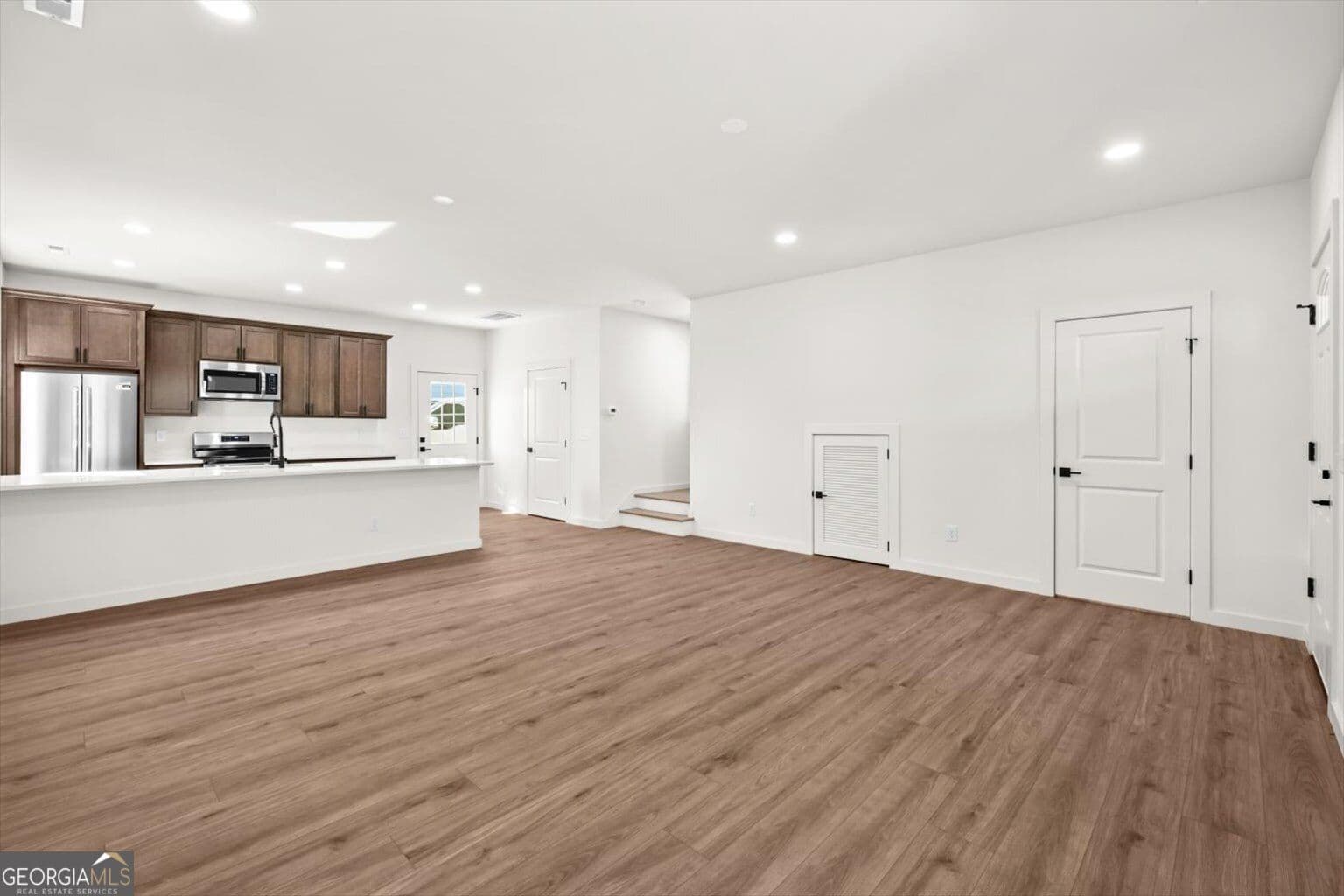 3 bedroom, 2.5 bathroom, 1,380 sq ft single family residence for sale at 900 S Hamilton Street, Dalton, GA 30720 — photo 5