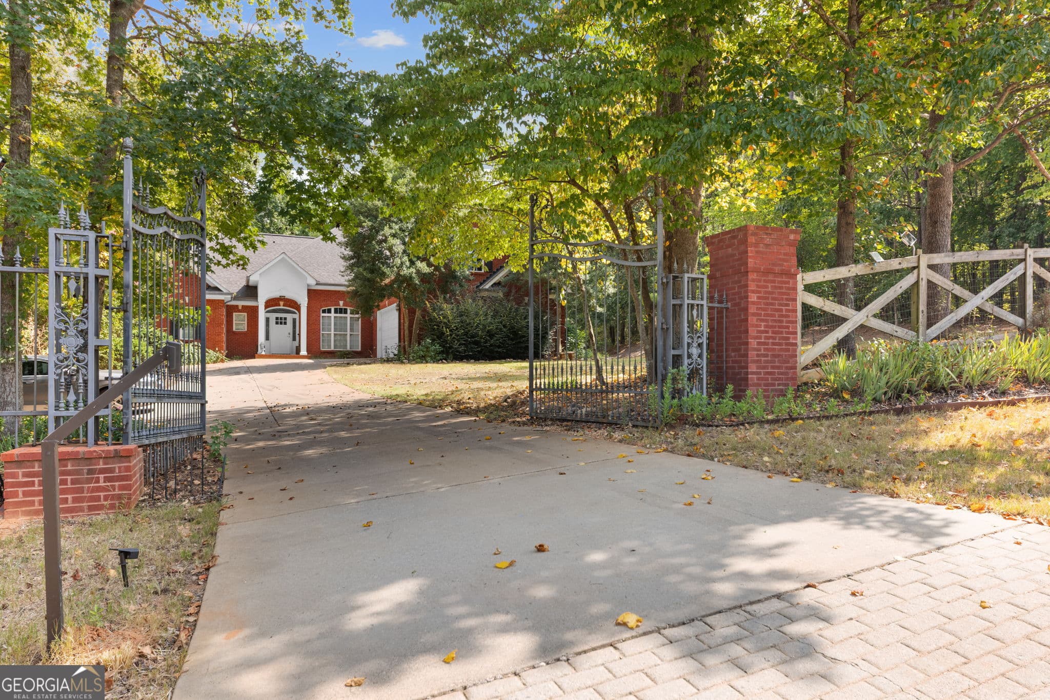 5 bedroom, 3.5 bathroom, 3,400 sq ft single family residence for sale at 400 Country Side Drive, Mcdonough, GA 30252 — photo 3