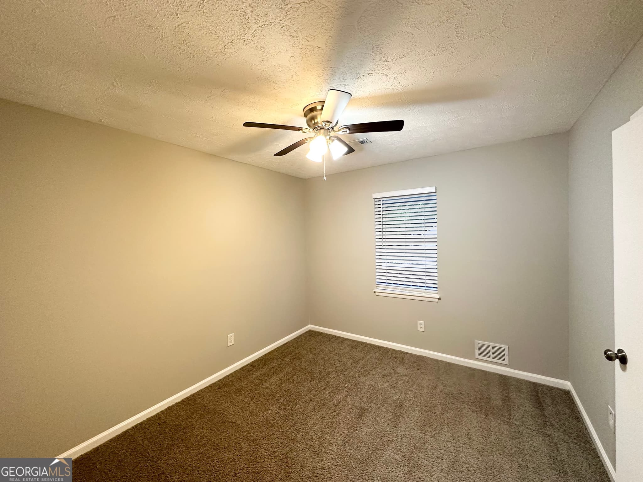 5 bedroom, 2.5 bathroom, 1,948 sq ft single family residence for sale at 659 Country Club Road, Newnan, GA 30263 — photo 6