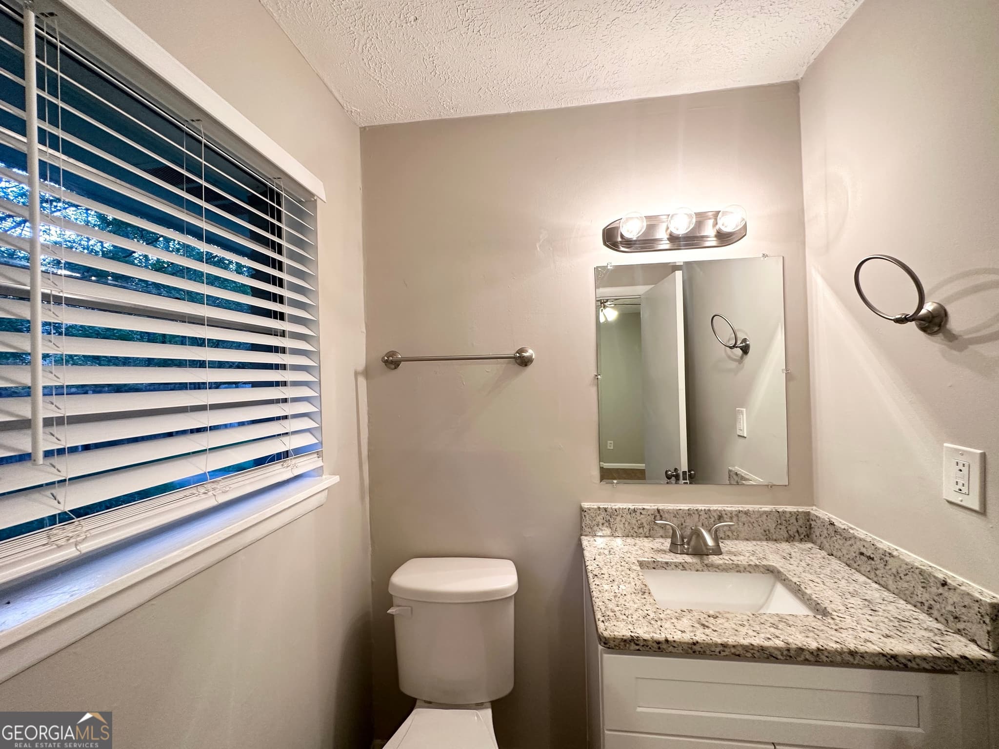 5 bedroom, 2.5 bathroom, 1,948 sq ft single family residence for sale at 659 Country Club Road, Newnan, GA 30263 — photo 9