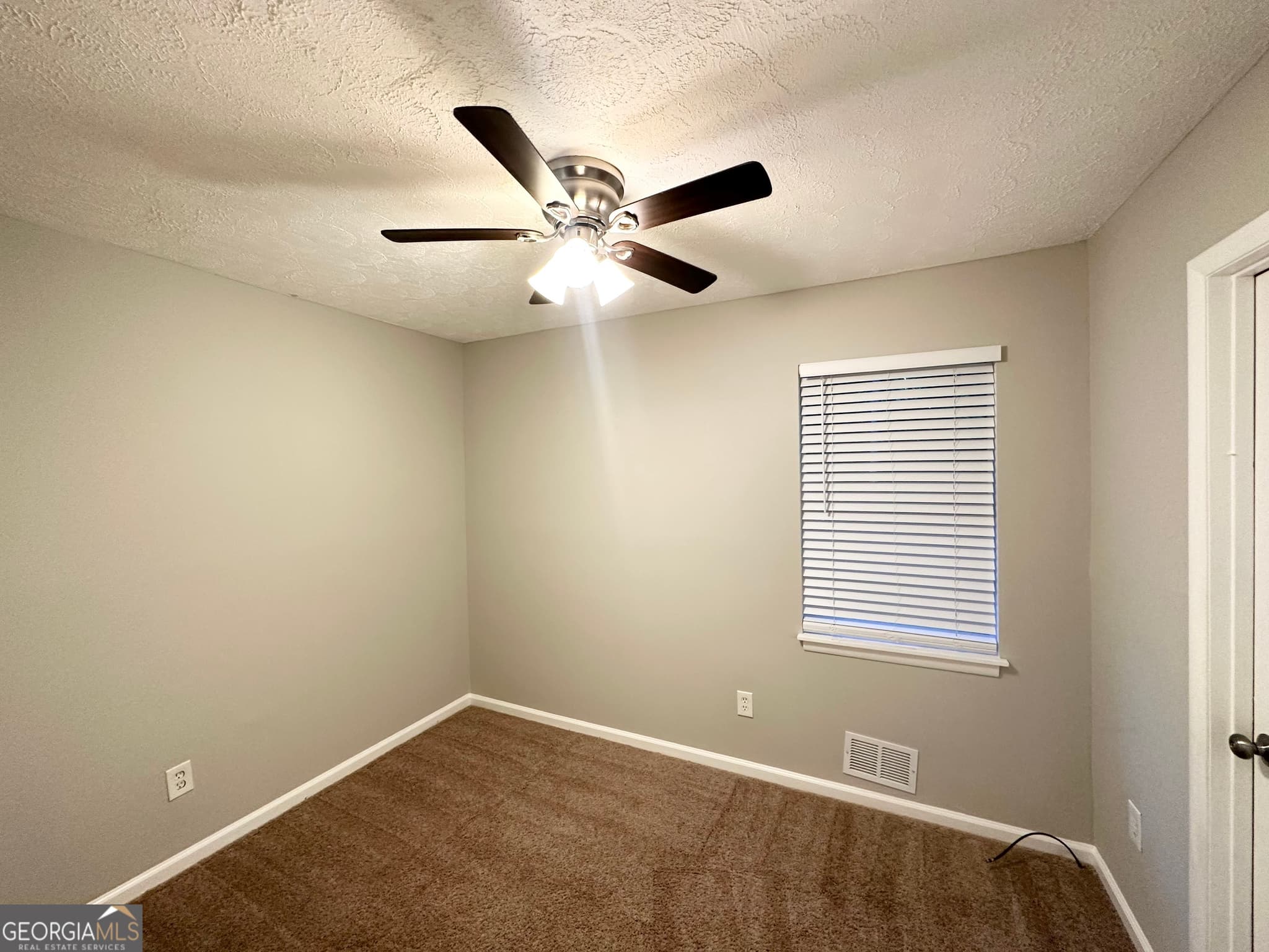 5 bedroom, 2.5 bathroom, 1,948 sq ft single family residence for sale at 659 Country Club Road, Newnan, GA 30263 — photo 8