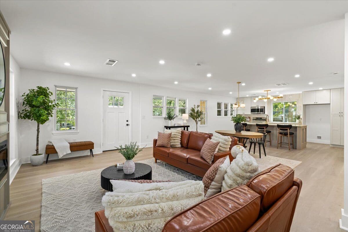 3 bedroom, 2 bathroom, 1,800 sq ft single family residence for sale at 685 Montevista Street, Atlanta, GA 30310 — photo 3