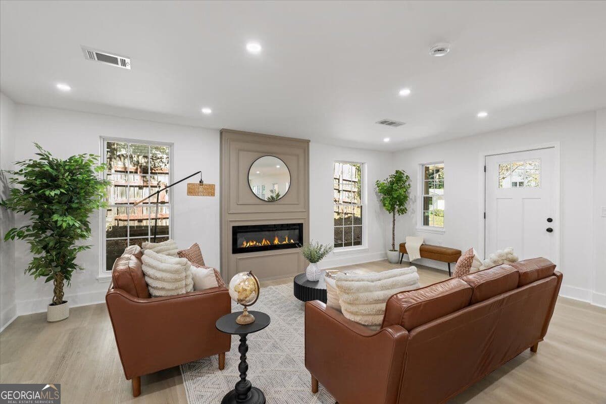 3 bedroom, 2 bathroom, 1,800 sq ft single family residence for sale at 685 Montevista Street, Atlanta, GA 30310 — photo 4