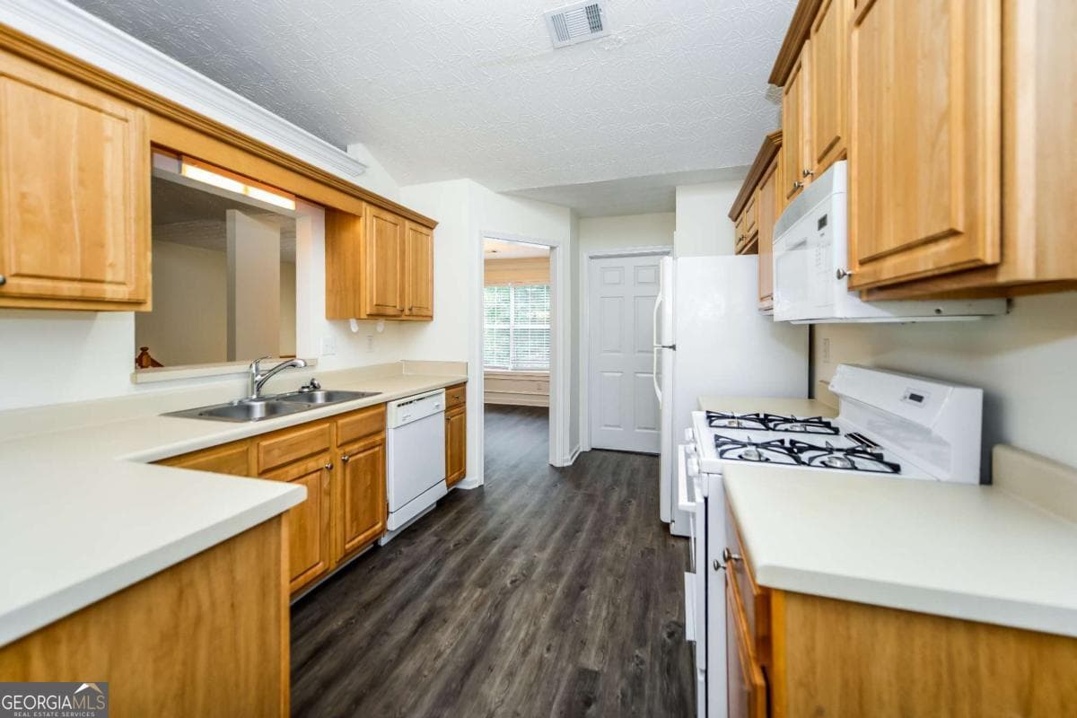 5 bedroom, 3 bathroom single family residence for rent at 805 Lewis Ridge Circle, Lawrenceville, GA 30045 for $2,600 a month — photo 3