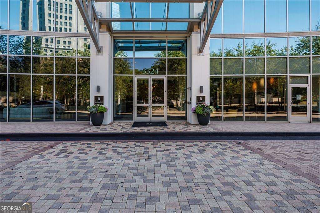 2 bedroom, 2 bathroom, 1,223 sq ft condominium for sale at 3324 Peachtree Road 1101, Atlanta, GA 30326 — photo 2