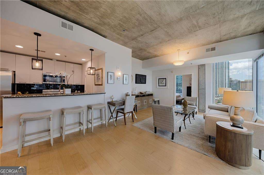 2 bedroom, 2 bathroom, 1,223 sq ft condominium for sale at 3324 Peachtree Road 1101, Atlanta, GA 30326 — photo 9