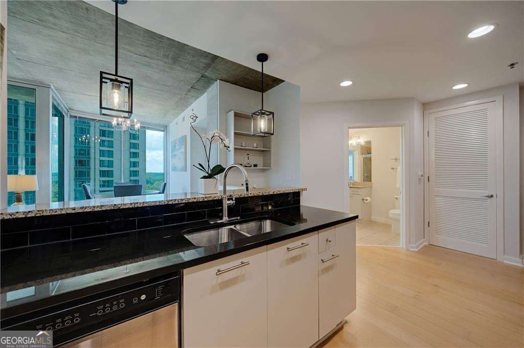 2 bedroom, 2 bathroom, 1,223 sq ft condominium for sale at 3324 Peachtree Road 1101, Atlanta, GA 30326 — photo 7