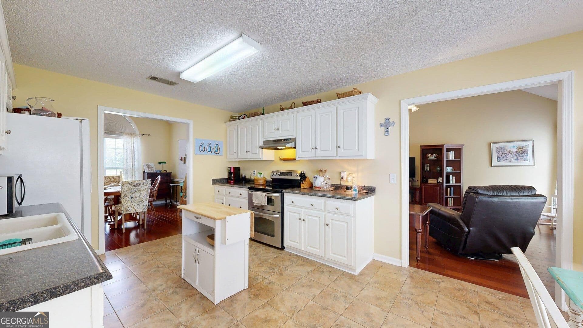 3 bedroom, 2 bathroom, 1,675 sq ft single family residence for sale at 1813 N Leah Lane, Statesboro, GA 30461 — photo 1 of 35