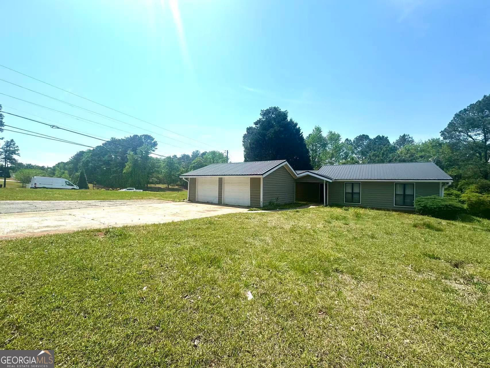 3 bedroom, 2 bathroom, 1,900 sq ft single family residence for rent at 100 Lakeview Lane, Fayetteville, GA 30214 for $2,300 a month — photo 2
