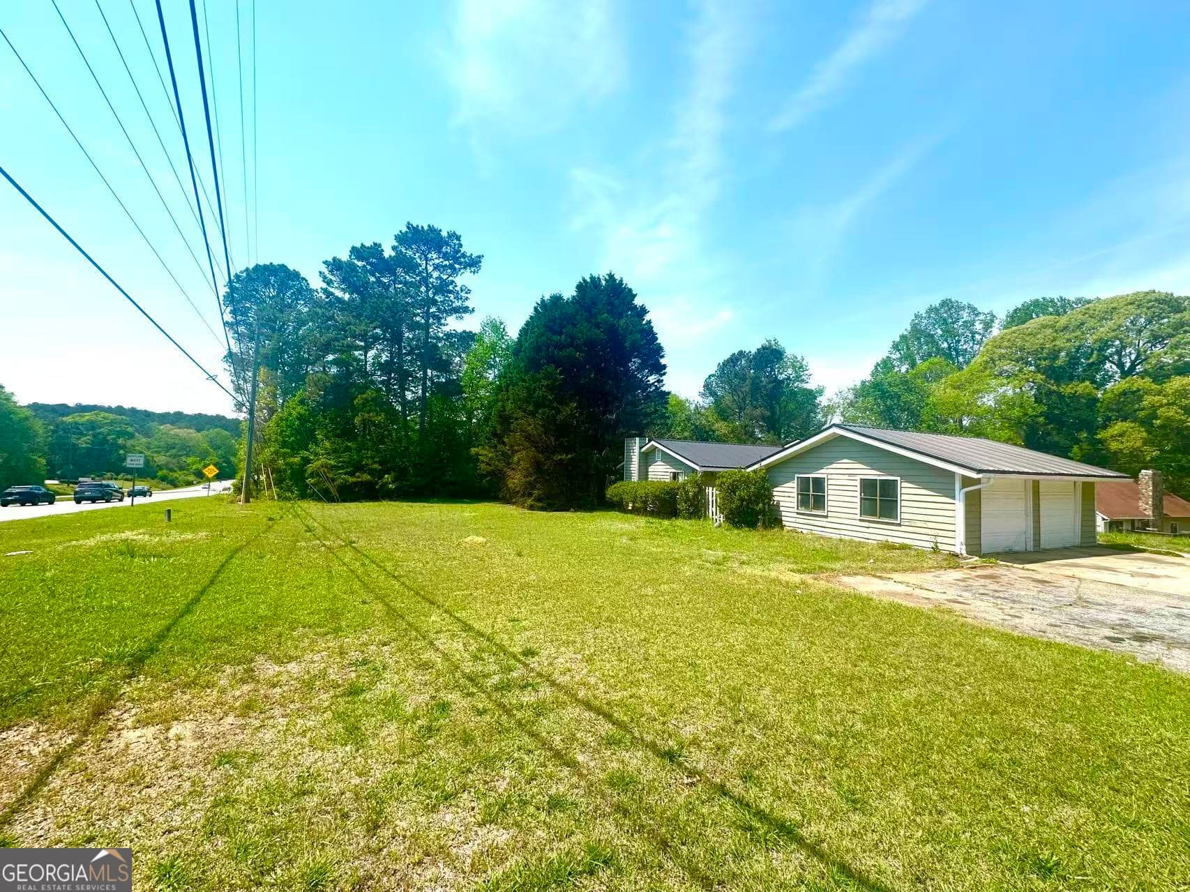 3 bedroom, 2 bathroom, 1,900 sq ft single family residence for rent at 100 Lakeview Lane, Fayetteville, GA 30214 for $2,300 a month — photo 3