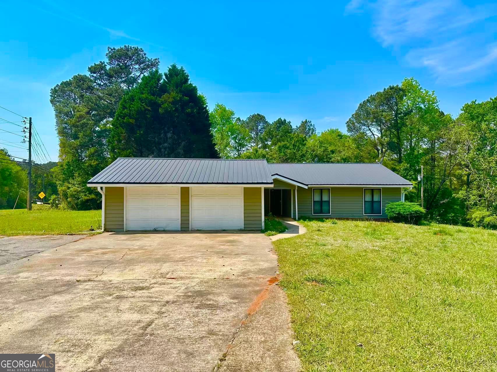 3 bedroom, 2 bathroom, 1,900 sq ft single family residence for rent at 100 Lakeview Lane, Fayetteville, GA 30214 for $2,300 a month — photo 1 of 33