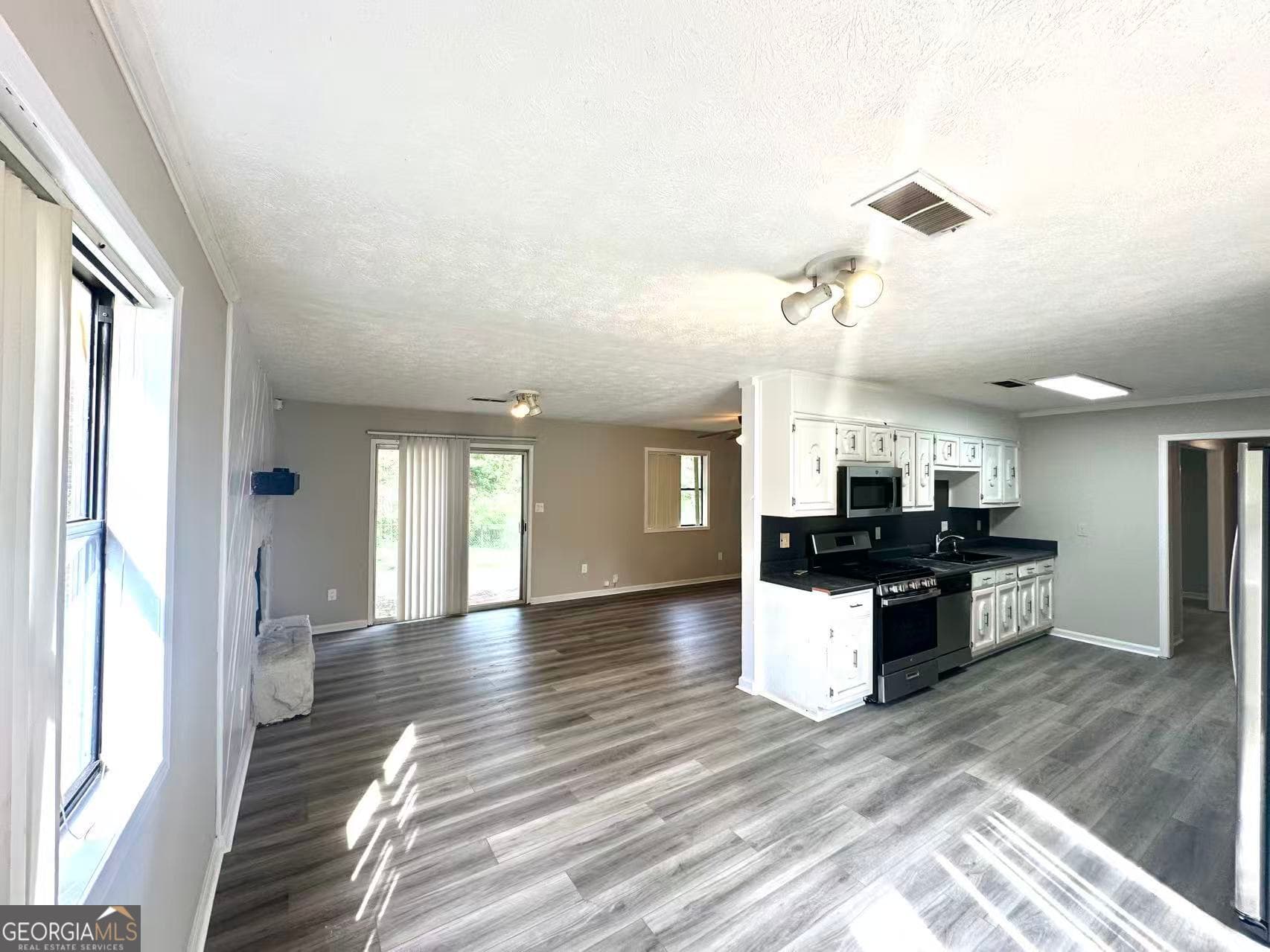 3 bedroom, 2 bathroom, 1,900 sq ft single family residence for rent at 100 Lakeview Lane, Fayetteville, GA 30214 for $2,300 a month — photo 10