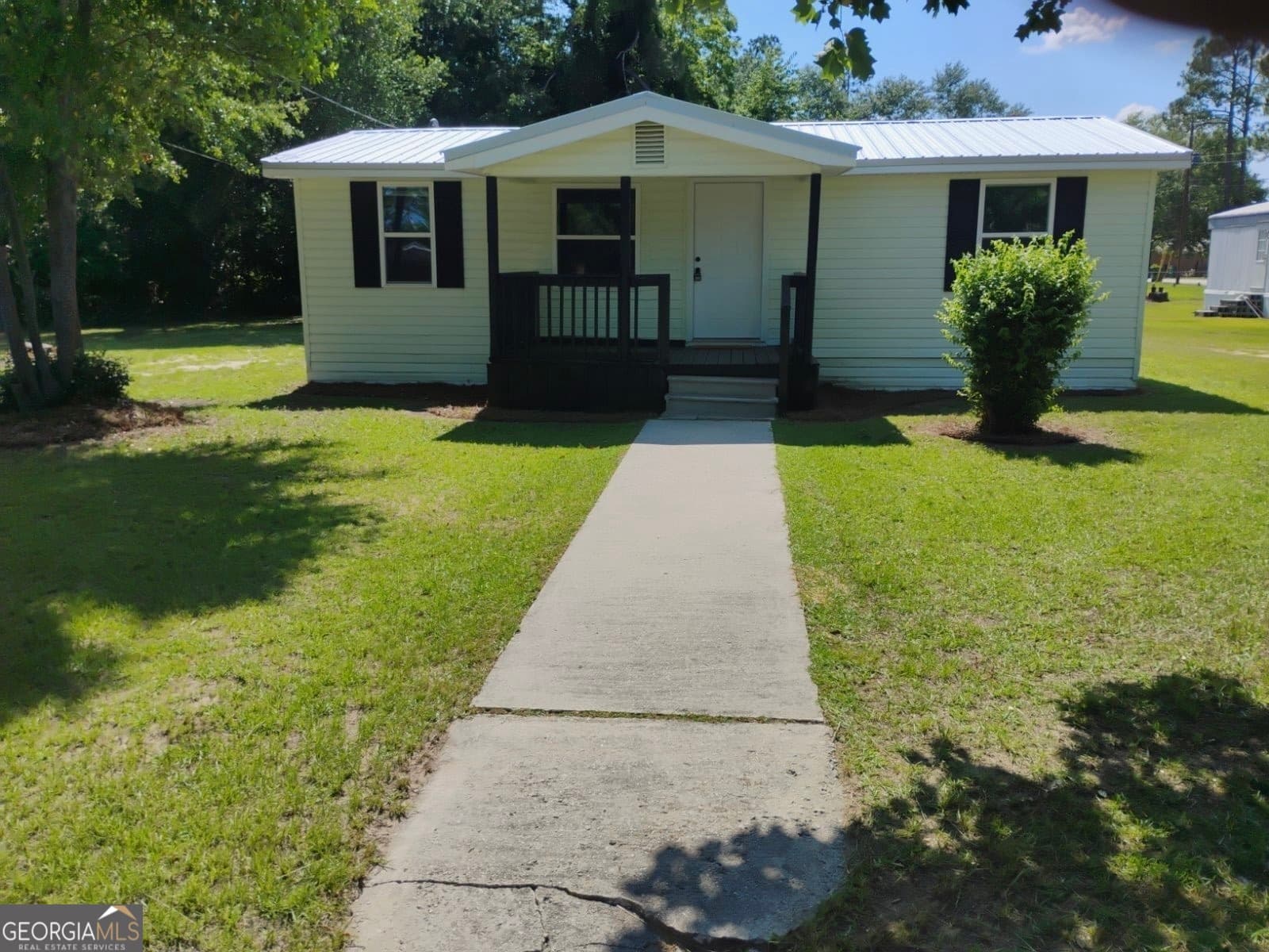 3 bedroom, 1 bathroom, 720 sq ft single family residence sold at 717 Herndon Street, Millen, GA 30442