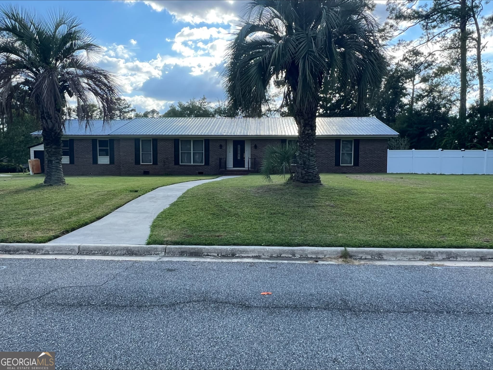 3 bedroom, 4 bathroom, 1,884 sq ft single family residence for sale at 2416 Sterling Drive, Valdosta, GA 31602 — photo 5