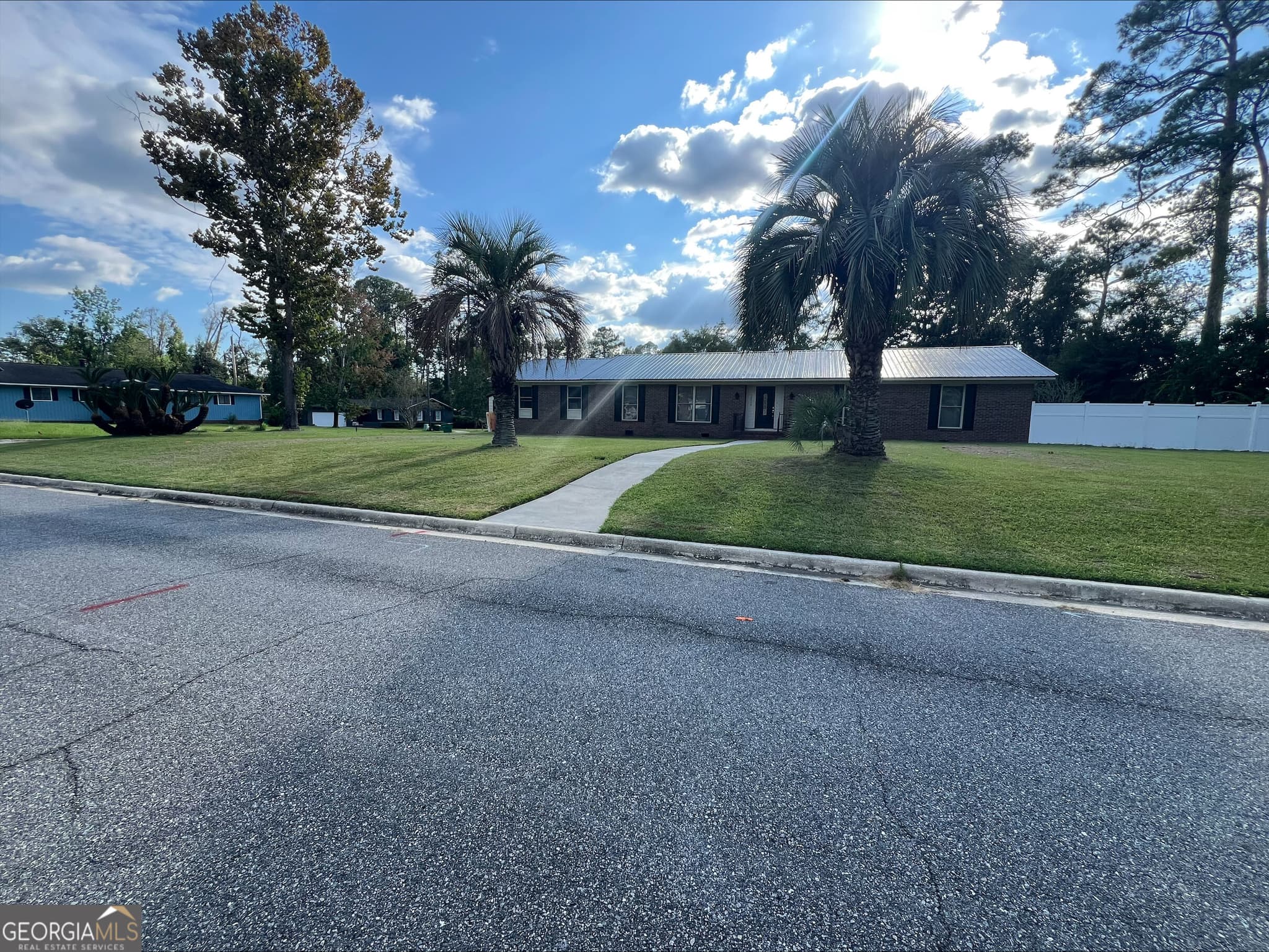 3 bedroom, 4 bathroom, 1,884 sq ft single family residence for sale at 2416 Sterling Drive, Valdosta, GA 31602 — photo 4