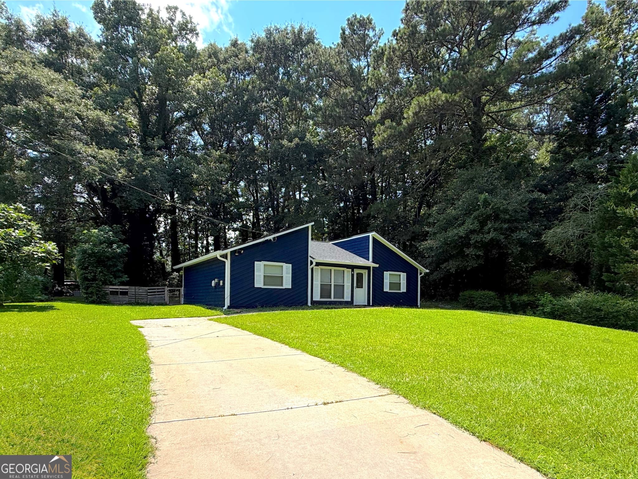 3 bedroom, 2 bathroom, 1,204 sq ft single family residence for rent at 813 Post Oak Circle, Lawrenceville, GA 30046 for $2,100 a month — photo 1 of 21